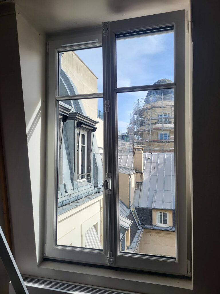 Menuiseries Bois à Paris : Le mariage réussi du confort moderne et du style d’époque