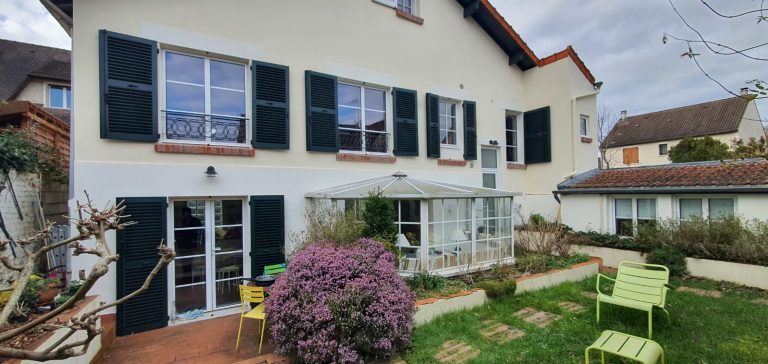 Rénovation de façade à Versailles : Le retour au charme des volets battants en bois