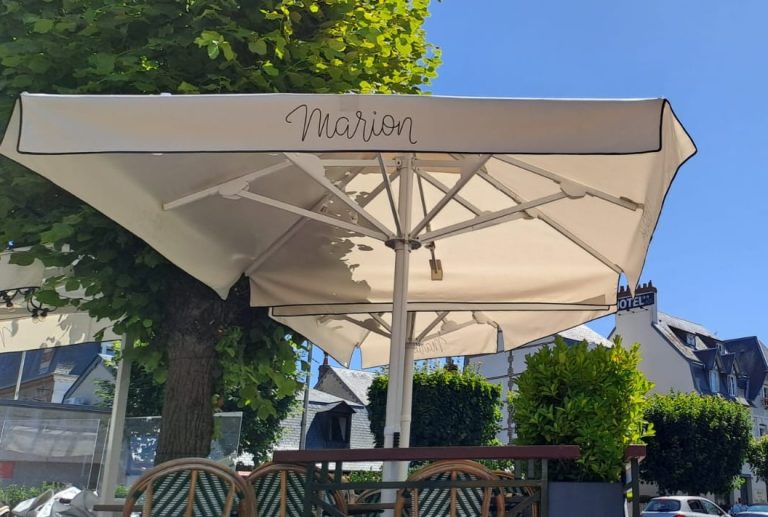 Parasols sur mesure pour Marion, bistrot emblématique de Deauville en Normandie