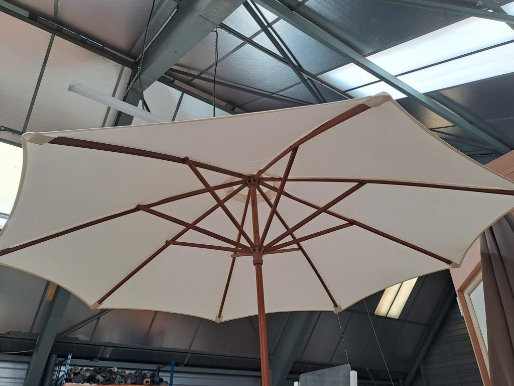 Rentoilage de parasol : ne jetez plus votre parasol déchiré, changez la toile.