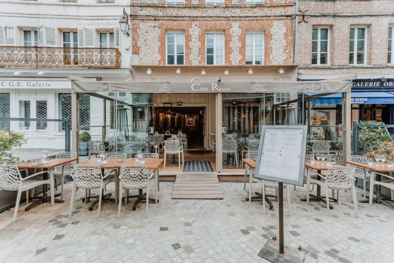 Installation d’une pergola à toile rétractable pour le restaurant Côté Resto à Honfleur